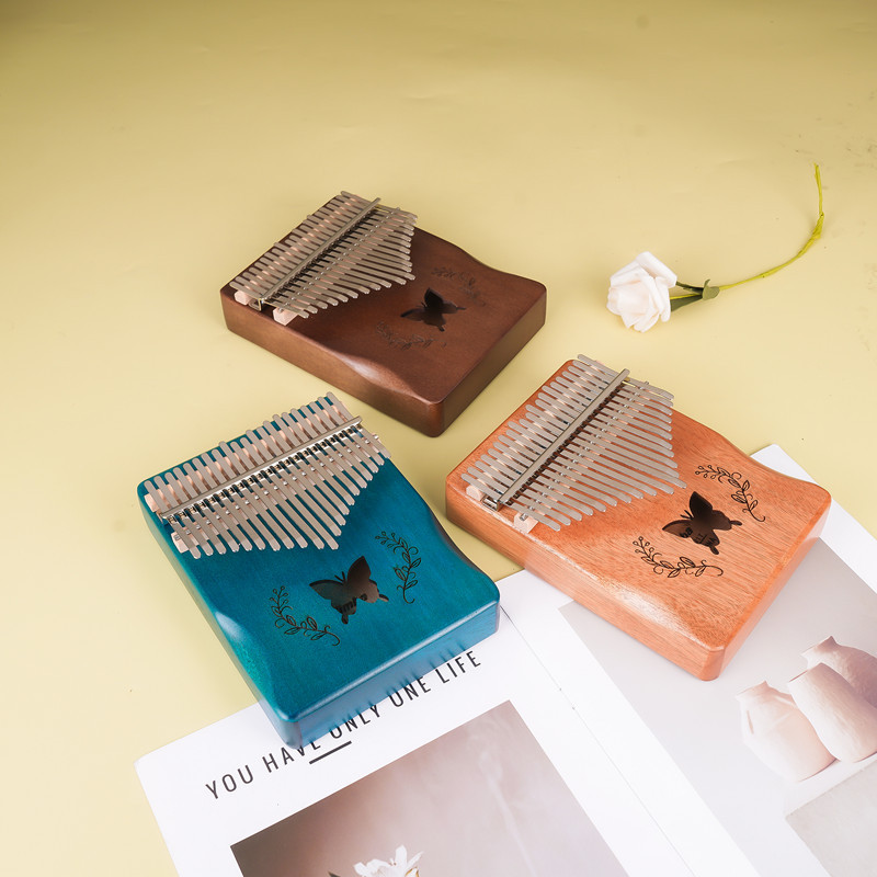 A Musical Instrument With Keys - 17 Key Hluru Kalimba Professionele Kwaliteit